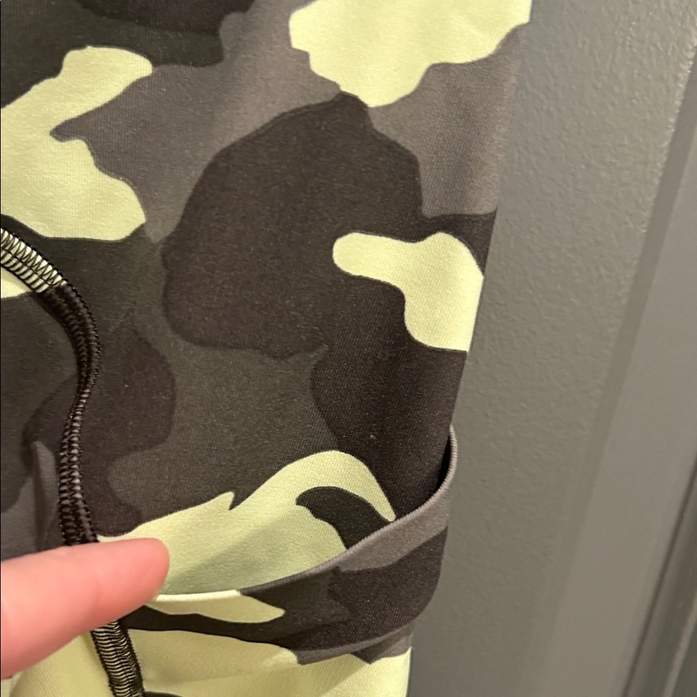 Lululemon Camo Leggings 25 - Picture 7 of 8